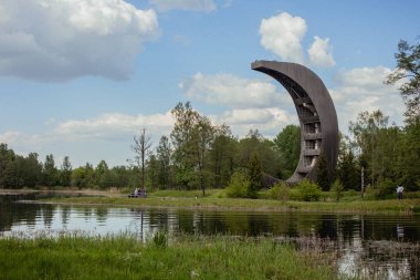 Kirkilai, Litvanya - 18 Mayıs 2024: Litvanya 'daki Kirkilai göl parkında Ay şeklinde ikonik bir gözlem kulesine sahip bahar manzarası.