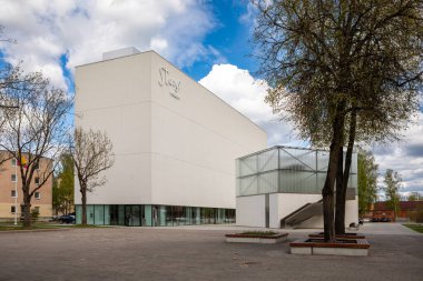 Panevezys, Litvanya - 26 Nisan 2025: Modern Stasys Müzesinin dış görünüşü, grafik ve görsel sanatların sergilendiği çağdaş bir kültür merkezi.