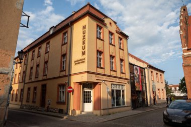 Olsztyn, Polonya - 21 Haziran 2025: Mimarlık Warmia Müzesi (Muzeum Archidiecezji Warminskiej) Olsztyn 'in tarihi Eski Kentinde bir sokak köşesinde duruyor.