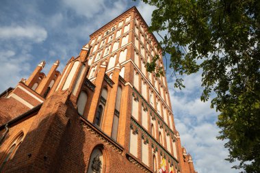 Polonya 'nın Olsztyn kentindeki St. James Katedrali' nin etkileyici Gotik mimarisi gökyüzüne doğru uzanarak tarihi ihtişamını sergiliyor.