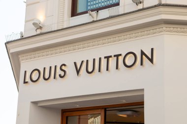 Oslo, Norveç - 18 Temmuz 2025: Lüks bir perakende mağazasının açık renkli ön cephesinde belirgin bir şekilde gösterilen 