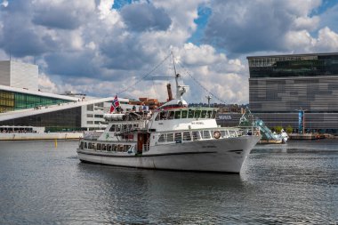 Oslo, Norveç - 15 Temmuz 2025: Oslo fiyortu boyunca turistlere modern Opera Binası ve Munch Müzesi manzarası sunan bir gezi teknesi.