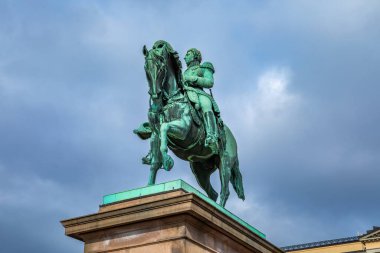 Oslo, Norveç - 15 Temmuz 2025: Kral III. Charles John 'un (Karl Johan) bronz binicilik heykeli Kraliyet Sarayı' nın önünde gururla durur..
