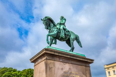 Oslo, Norveç - 15 Temmuz 2025: Kral III. Charles John 'un (Karl Johan) bronz binicilik heykeli Kraliyet Sarayı' nın önünde gururla durur..