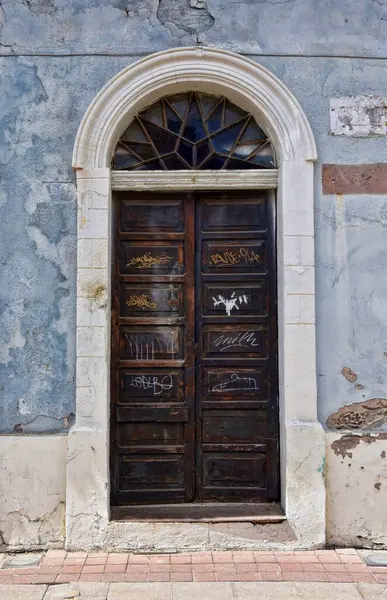 Γκράφιτι Μια Παλιά Πόρτα Μια Παλιά Πόλη Στο Μεξικό — Φωτογραφία Αρχείου