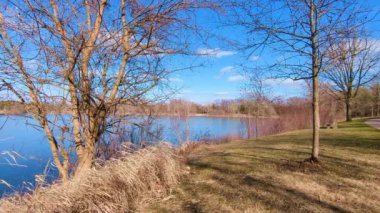 Cherry Valley Illinois 'deki Bauman Park Gölü' nde rüzgarlı bir gün.