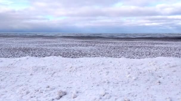 Snow Icy Waves Dominate Shoreline Lake Superior Michigan — Stok video