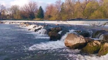 Boone County Illinois 'deki Kishwaukee Nehri üzerindeki Belvidere Barajı