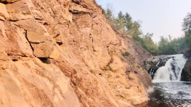 Michigan Yarımadası 'nın yukarısındaki Superior Falls' u saran engebeli uçurumlar