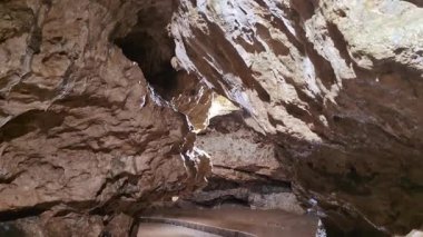 Rakun Deresi, Iowa 'daki Maquoketa Mağarası' ndaki Dans Salonu Mağarası 'ndan akar.