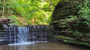 Illinois şehir merkezindeki Matthiessen Eyalet Parkı 'ndaki derin bir kanyondan geçen şelale.