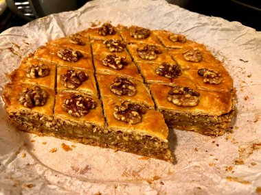 Ev yapımı fındıklı elmalı turta.