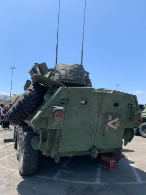 Bu fotoğraf, Iowa 'daki bir savaş gemisi sergisinde sergilenen modern bir Amerikan Deniz Piyade Birliği askeri aracının dikiz görüntüsünü yakalıyor. Zırhlı bir personel taşıyıcı olan araç zeytin yeşili ve arkasında iki büyük yedek lastiği var..