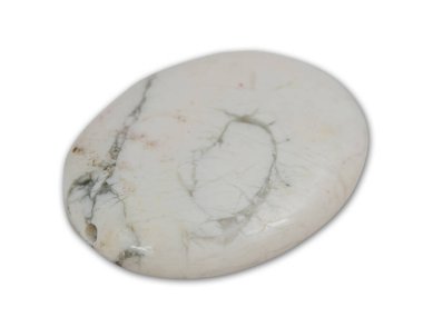 Beyaz arkaplanda izole edilmiş magnezit mineral örneği