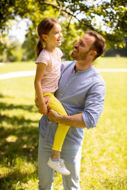 Babası ve küçük tatlı kızı parkta eğleniyorlar.