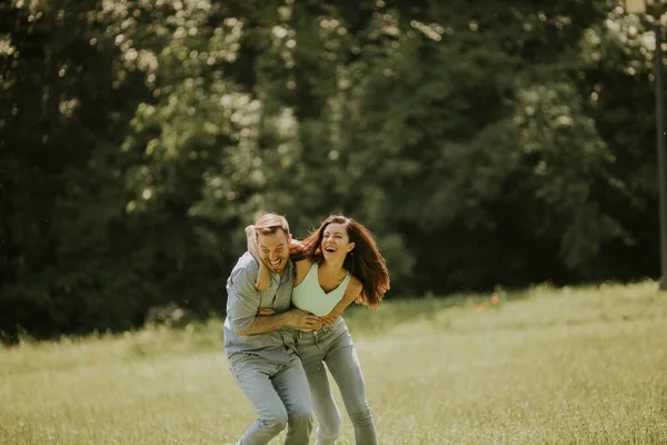 Счастливая Молодая Пара Влюблена Травяном Поле Летний День — стоковое фото