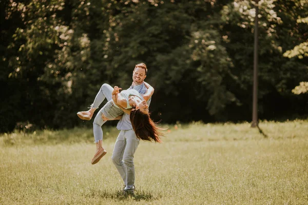 Bir Yaz Günü Çim Tarlasında Aşık Mutlu Genç Bir Çift — Stok fotoğraf