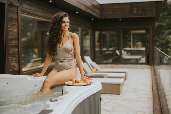 Attractive Young Woman Enjoying Outdoor Hot Tub Vacation — Stok fotoğraf