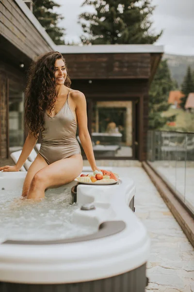 Attractive Young Woman Enjoying Outdoor Hot Tub Vacation — 스톡 사진
