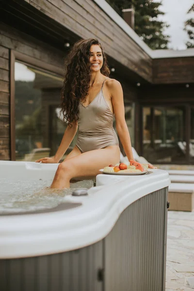 Attractive Young Woman Enjoying Outdoor Hot Tub Vacation — 스톡 사진