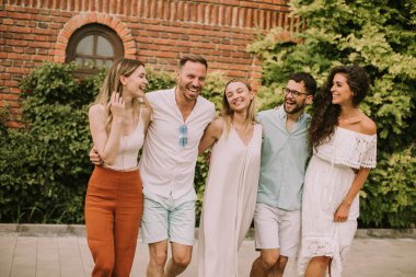 Bir grup genç dışarıda eğleniyor.