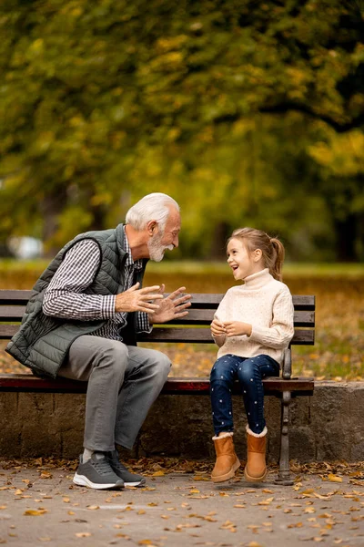 Bonito Avô Jogando Mãos Vermelhas Batendo Jogo Com Sua Neta — Fotografia de Stock