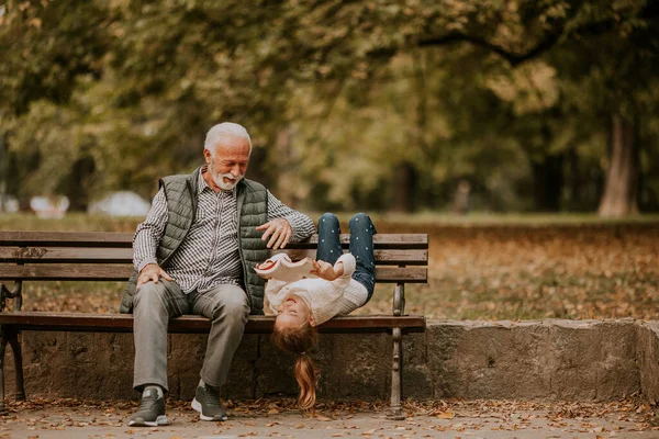 Bello Nonno Trascorrere Del Tempo Con Sua Nipote Sulla Panchina — Foto Stock