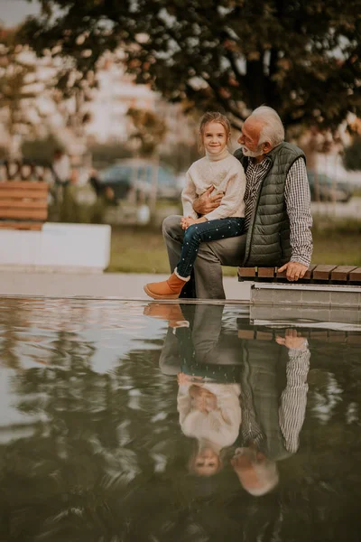 Красивый Дедушка Проводит Время Своей Внучкой Маленького Бассейна Парке Осенью — стоковое фото