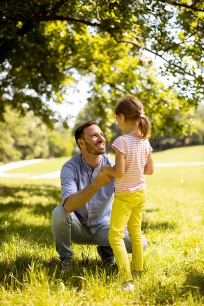 爸爸和可爱的小女儿在公园里玩得开心 — 图库照片