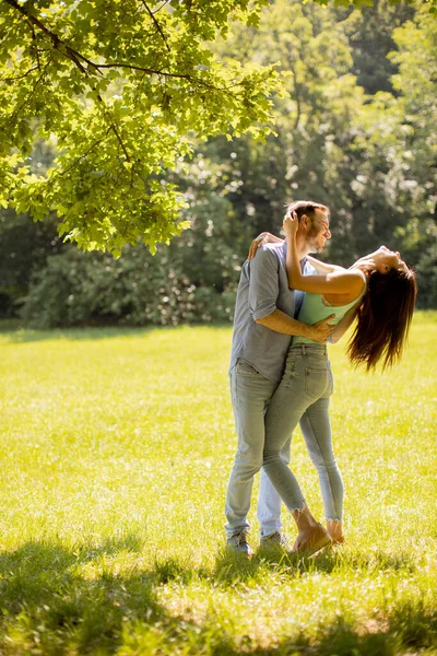 Gelukkig Jong Paar Verliefd Het Grasveld Een Zomerdag — Stockfoto