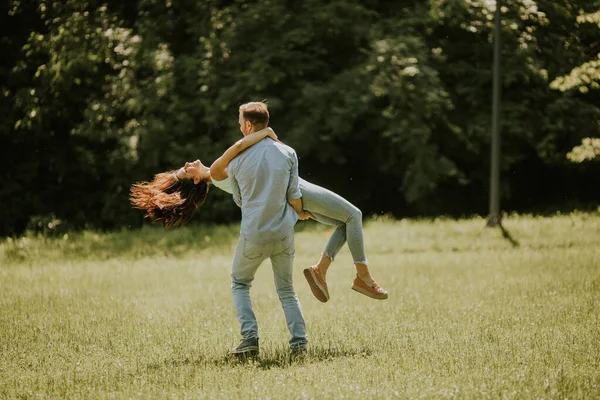 Gelukkig Jong Paar Verliefd Het Grasveld Een Zomerdag — Stockfoto