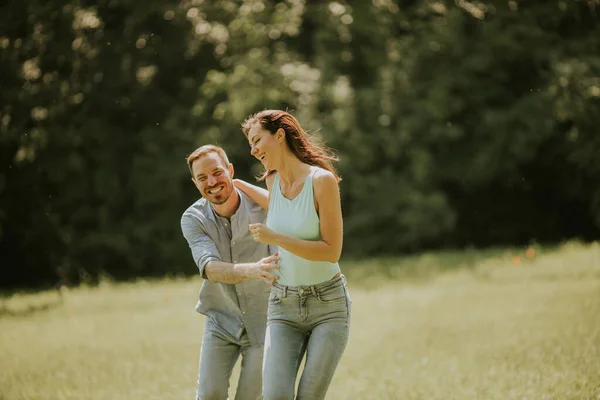 Happy Young Couple Love Grass Field Summer Day — Stok Foto