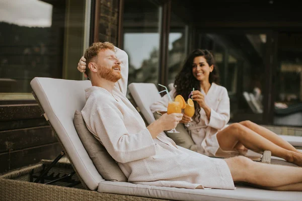 Handsome Young Couple Relaxing Beds Drinking Fresh Orange Juice Outdoor — Foto Stock