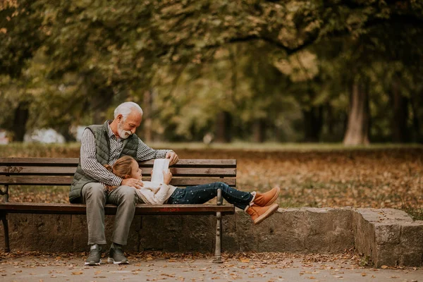 Knappe Grootvader Brengt Tijd Door Met Zijn Kleindochter Bank Park — Stockfoto