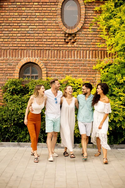 Group Young People Having Fun Outdoors — Stock Photo, Image