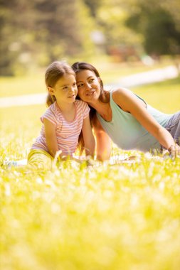 Anne ve küçük tatlı kızı güneşli bir günde parkta eğleniyorlar.