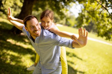 Babası ve küçük tatlı kızı parkta eğleniyorlar.