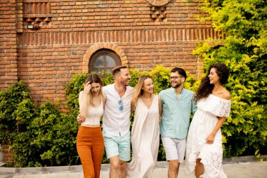 Bir grup genç dışarıda eğleniyor.