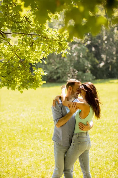 Glada Unga Par Förälskade Gräsplanen Sommardag — Stockfoto