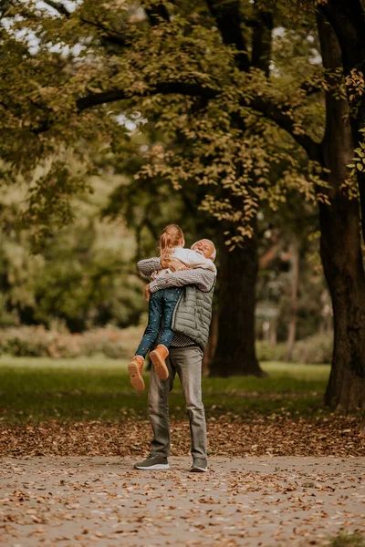 Knappe Grootvader Brengt Tijd Door Met Zijn Kleindochter Het Park — Stockfoto