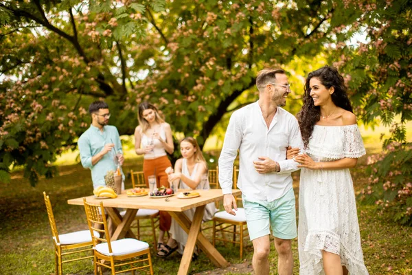 Handsome Young Couple Walking Garden Front Friends — Stock Photo, Image