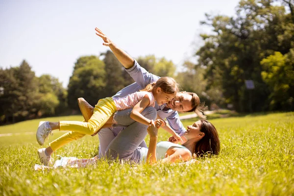 Joyeux Jeune Famille Avec Mignonne Petite Fille Amuser Dans Parc — Photo