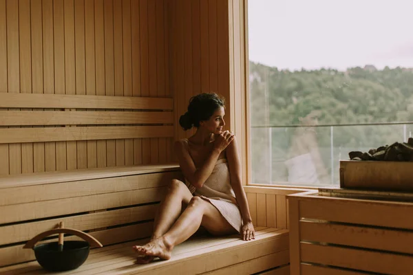 Aantrekkelijke Jonge Vrouw Ontspannen Sauna — Stockfoto