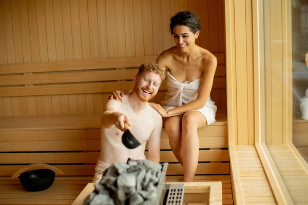 Hermosa Pareja Joven Relajándose Sauna — Foto de Stock