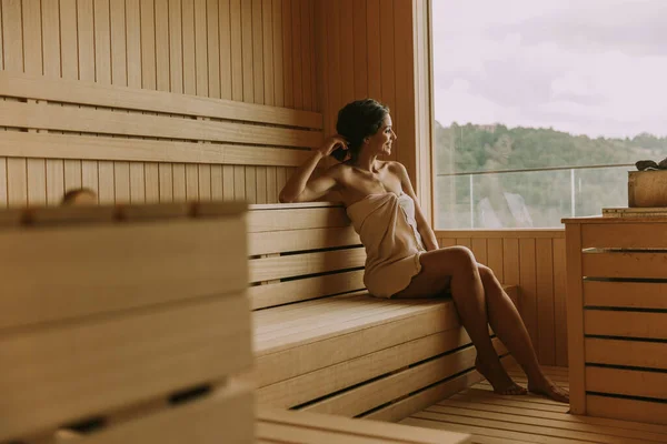 Genç Çekici Bir Kadın Saunada Dinleniyor — Stok fotoğraf