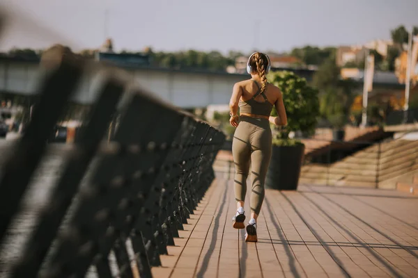 Zadní Pohled Aktivní Mladá Krásná Žena Běží Promenádě Podél Řeky — Stock fotografie