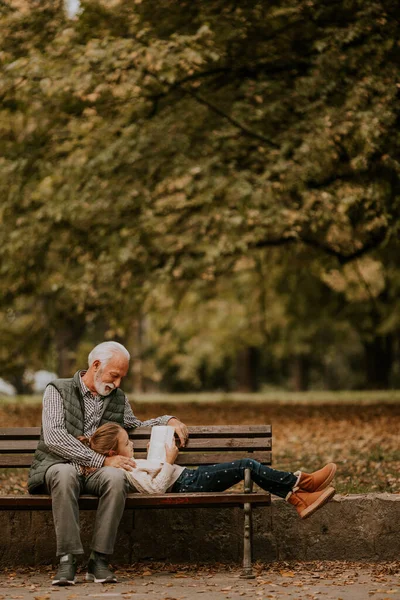 Bello Nonno Trascorrere Del Tempo Con Sua Nipote Sulla Panchina — Foto Stock