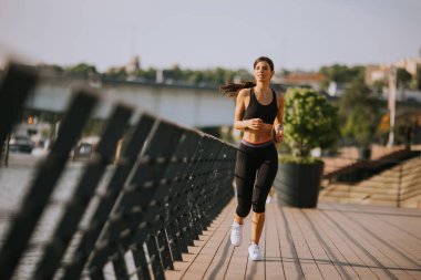 Nehir boyunca çalışan aktif genç güzel kadın, görüntüleme