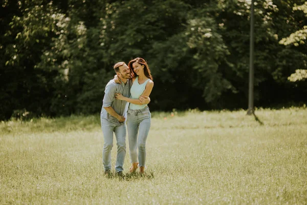 Счастливая Молодая Пара Влюблена Травяном Поле Летний День — стоковое фото