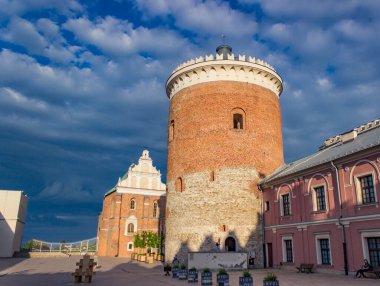 Lublin, Polonya - 14 Haziran 2018: Lublin, Polonya 'daki Donjon Kulesi. 1243-1244 yılları arasında, dairesel plana göre taş ve tuğla kule şeklinde inşa edildi.